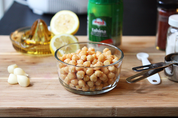 Easy hummus ingredients